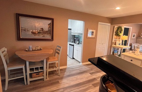 Lindenhurst Casa | Charming Lakehouse with 4-bedrooms and fitness room.