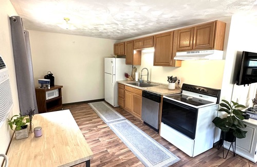 Culver Casa | Charming Lakehouse with huge yard - downtown Culver!