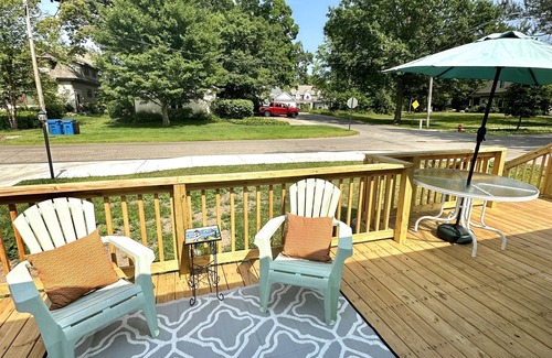 Culver Casa | Charming Lakehouse with huge yard - downtown Culver!
