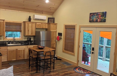 Eagle Rock Cabaña | CHARMING Lakeside Cottage