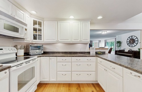Bridgton Casa | Charming lakeside home near skiing w/ shared pool, tennis courts, & washer/dryer