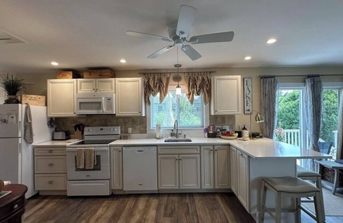 Pittsfield Cabaña | Charming Lakeview Cottage in Heart of the Berkshires