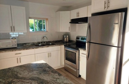Rideau Lakes Cabaña | Charming Lakeview Cottage on Waterfront -2 bedroom in Marvelous Westport Ontario