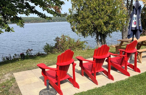 Rideau Lakes Cabaña | Charming Lakeview Cottage on Waterfront -2 bedroom in Marvelous Westport Ontario