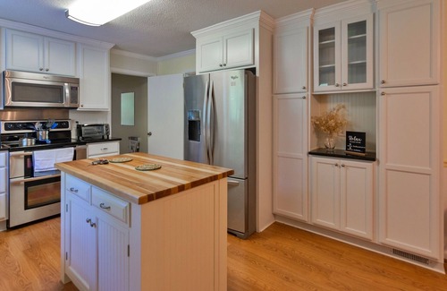 Guild Casa | Charming Lakeview Retreat