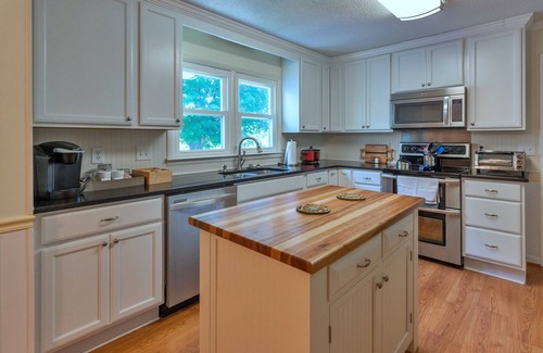 Guild Casa | Charming Lakeview Retreat