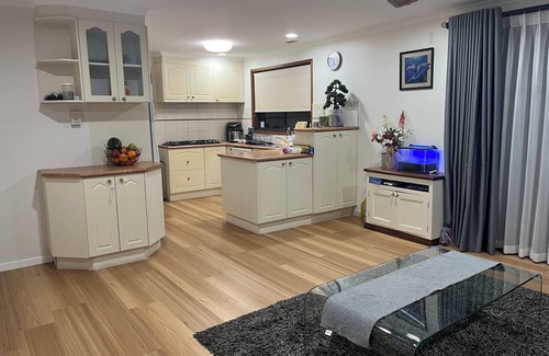 Florey Casa | Charming large 3 bed-home with free parking