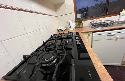 Florey Casa | Charming large 3 bed-home with free parking