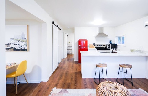 South Beacon Hill Cabaña | Charming light-filled cottage near airport and DT
