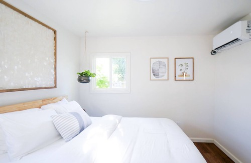 South Beacon Hill Cabaña | Charming light-filled cottage near airport and DT