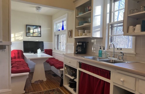 East Harriet Casa | Charming Linden Hills Cottage steps from Lake Harriet & Lake Bde Maka Ska