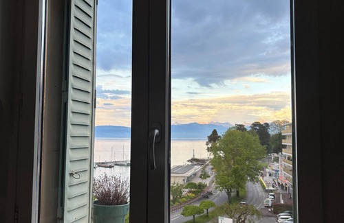 Evian-les-Bains Apartamento | Charming little studio with lake and mountain views from the bed.