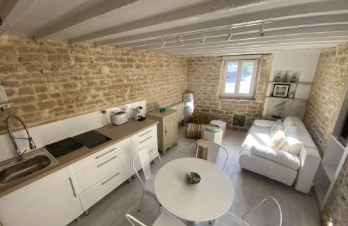 Luc-sur-Mer Casa | Charming little house with exposed stonework