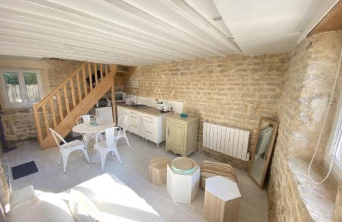 Luc-sur-Mer Casa | Charming little house with exposed stonework