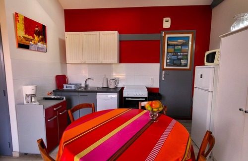 Leon Casa | Pequeña casa con encanto renovado en el corazón de un bonito pueblo.