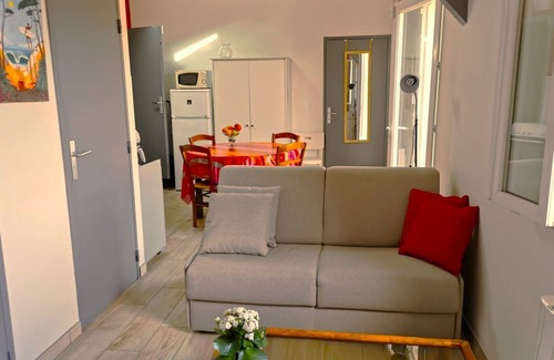 Leon Casa | Pequeña casa con encanto renovado en el corazón de un bonito pueblo.