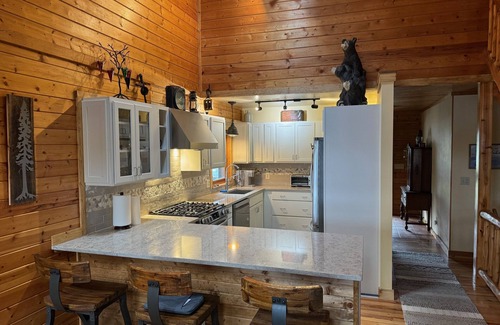 Traverse City Casa | Charming Log Cabin, Lake Views and Kayaking