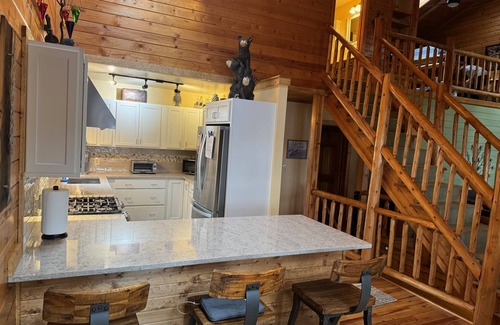 Traverse City Casa | Charming Log Cabin, Lake Views and Kayaking
