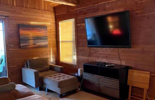 Prairie Lea Casa | Charming Log Cabin in Texas - Perfect Glamping Vacation on the San Marcos River near Kingsbury