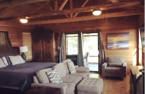 Prairie Lea Casa | Charming Log Cabin in Texas - Perfect Glamping Vacation on the San Marcos River near Kingsbury