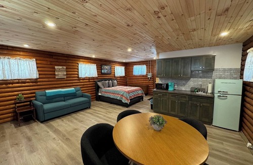 Cambridge Cabina | Charming log cabin on back gravel road with peace, quiet & the amenities of home