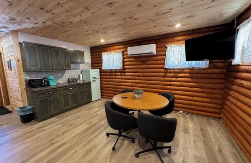 Cambridge Cabina | Charming log cabin on back gravel road with peace, quiet & the amenities of home