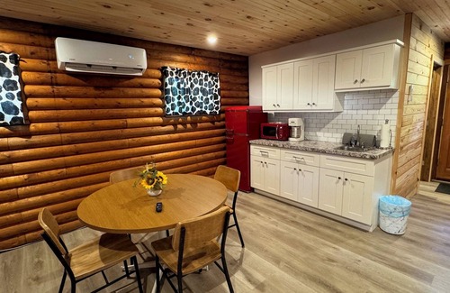 Cambridge Cabina | Charming themed log cabin with open layout and WiFi, central heat and a/c.