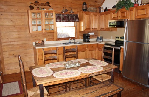 Bryson City Cabina | CHARMING LOG CABIN..Views..Secluded..Hot Tub..Game Room..Fire Pit..Close to Town