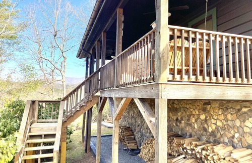 Bryson City Cabina | CHARMING LOG CABIN..Views..Secluded..Hot Tub..Game Room..Fire Pit..Close to Town