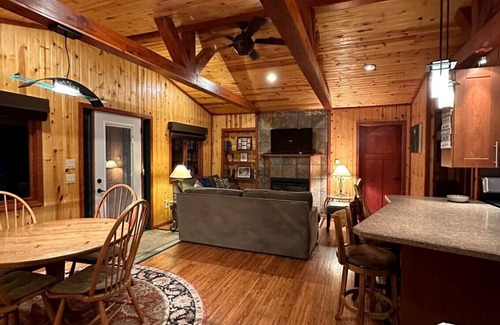 Fond du Lac Cabina | Charming Log Cabin on a private spring fed lake