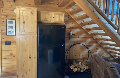 Hayward Cabina | Cabaña de madera con encanto con Chimenea de madera - 1 milla del centro de Hayward