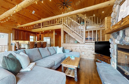 Nekoosa Casa | Charming Log Home on Lake Camelot – Perfect for Family Getaways!