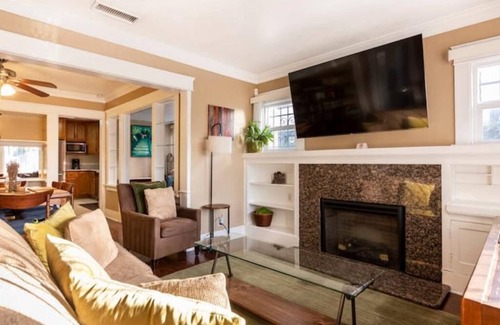 Los Angeles Cabaña | Charming Los Angeles Craftsman-Cottage House