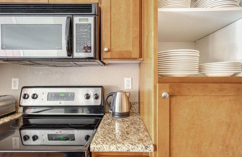 Los Gatos Apartamento | Charming Los Gatos 2BR w/ W/D & Pool, 10 mins to Netflix, by Blueground