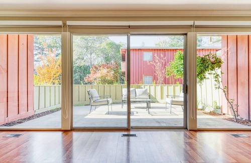 Los Gatos Apartamento | Charming Los Gatos 2BR w/ W/D & Pool, 10 mins to Netflix, by Blueground