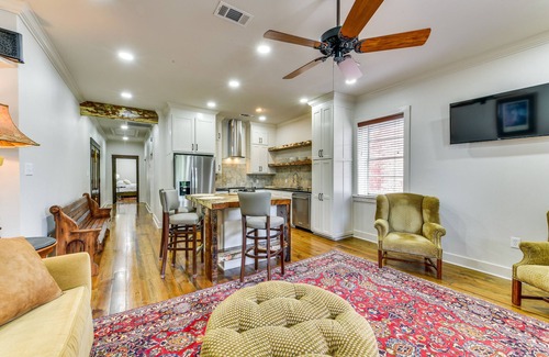 New Roads Apartamento | Charming Louisiana Getaway w/ Furnished Balcony!