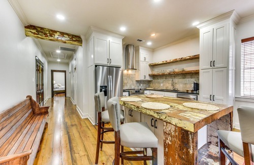 New Roads Apartamento | Charming Louisiana Getaway w/ Furnished Balcony!