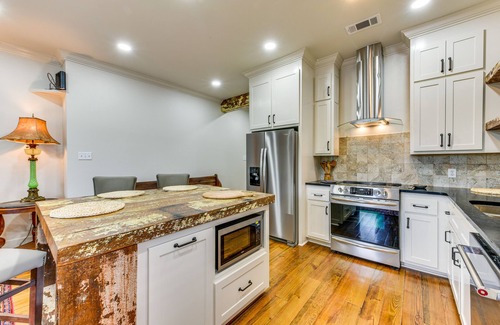 New Roads Apartamento | Charming Louisiana Getaway w/ Furnished Balcony!