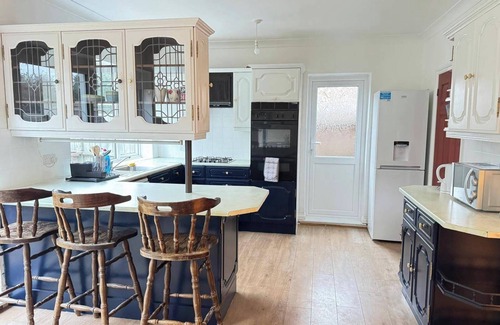 Luton Casa | Charming Luton Home for Families & Business Stays