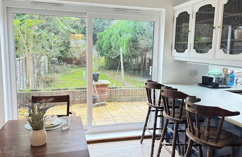 Luton Casa | Charming Luton Home for Families & Business Stays