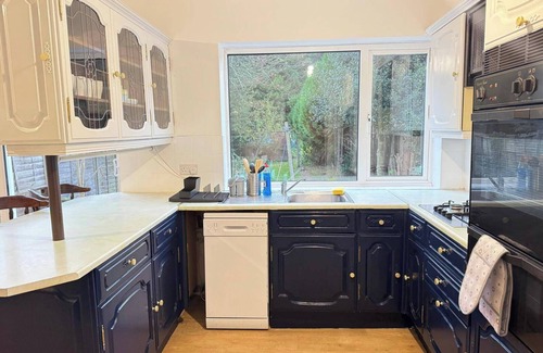 Luton Casa | Charming Luton Home for Families & Business Stays