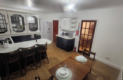 Luton Casa | Charming Luton Home for Families & Business Stays