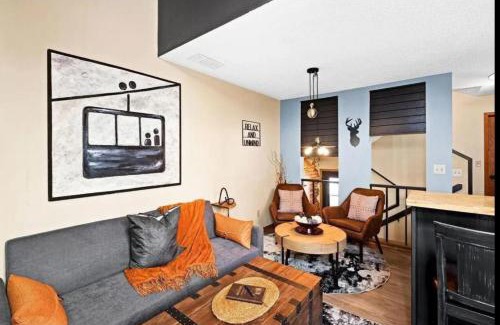 Lutsen Apartamento | Charming Lutsen Ski-In Ski-Out Townhome with Pools and Hot Tub