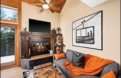 Lutsen Apartamento | Charming Lutsen Ski-In Ski-Out Townhome with Pools and Hot Tub