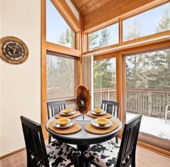 Lutsen Apartamento | Charming Lutsen Ski-In Ski-Out Townhome with Pools and Hot Tub