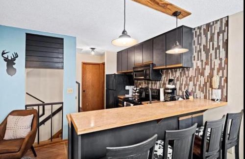 Lutsen Apartamento | Charming Lutsen Ski-In Ski-Out Townhome with Pools and Hot Tub