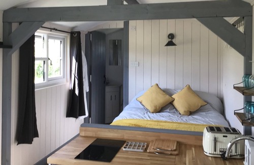 Mattingley Cabina | Willowbank Wine Down. Tranquil Shepherds Hut