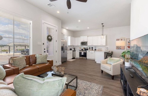 Magnolia Casa | Charming Magnolia Retreat - Clubhouse & Gym Access