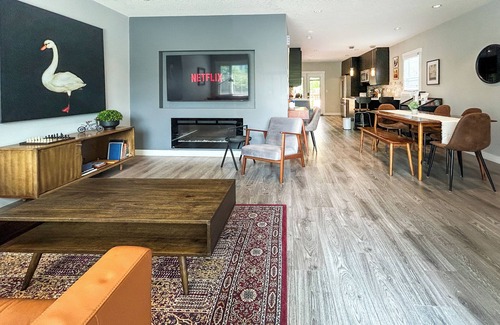Marda Loop Casa | Charming Marda Loop Flathouse in Calgary - Pets welcome!