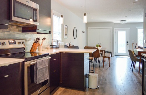 Marda Loop Casa | Charming Marda Loop Flathouse in Calgary - Pets welcome!
